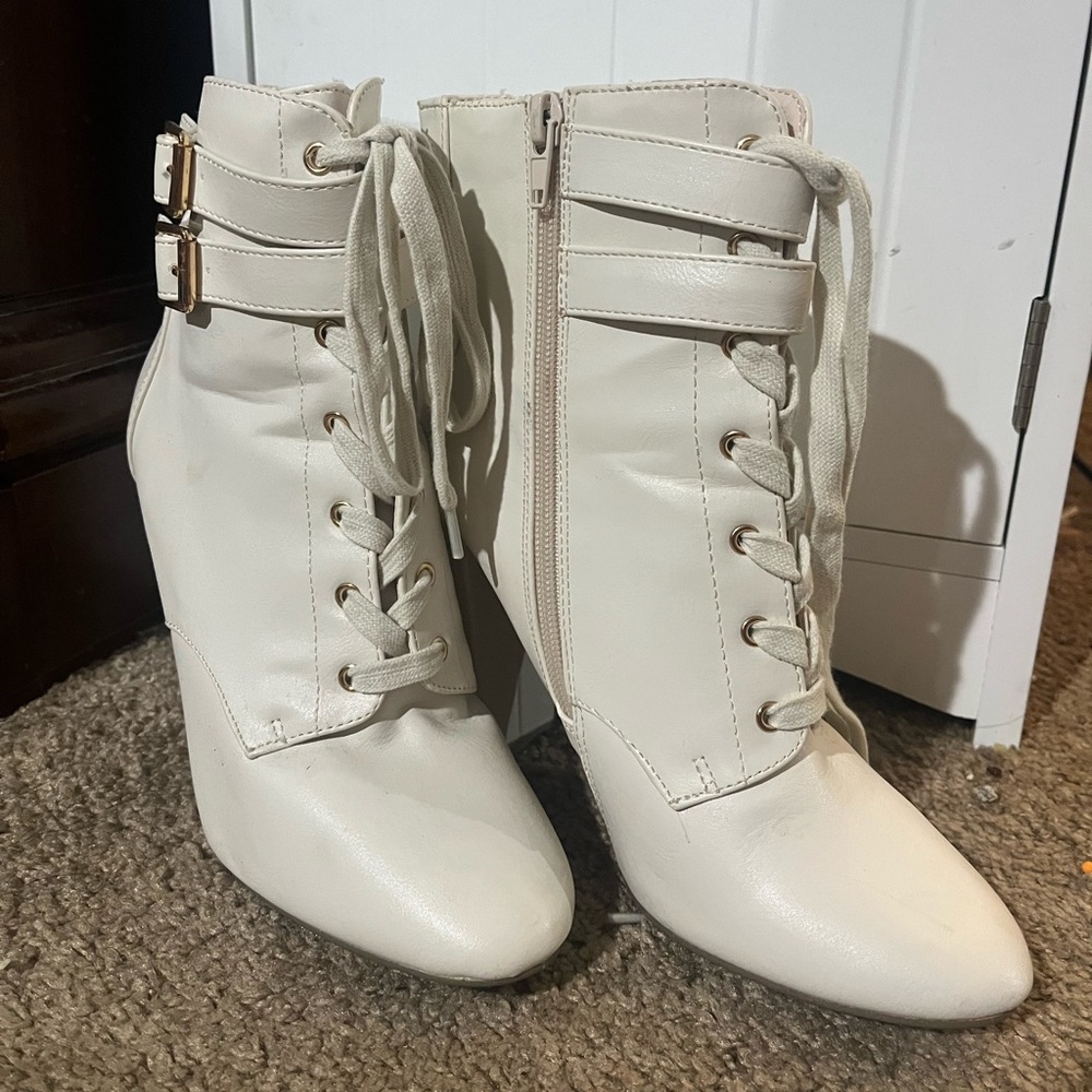Shoe dazzle off white booties